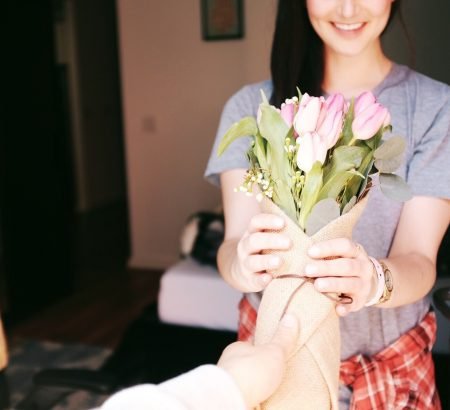 razones para regalar flores mujeres de varias edades regalando flores regalando