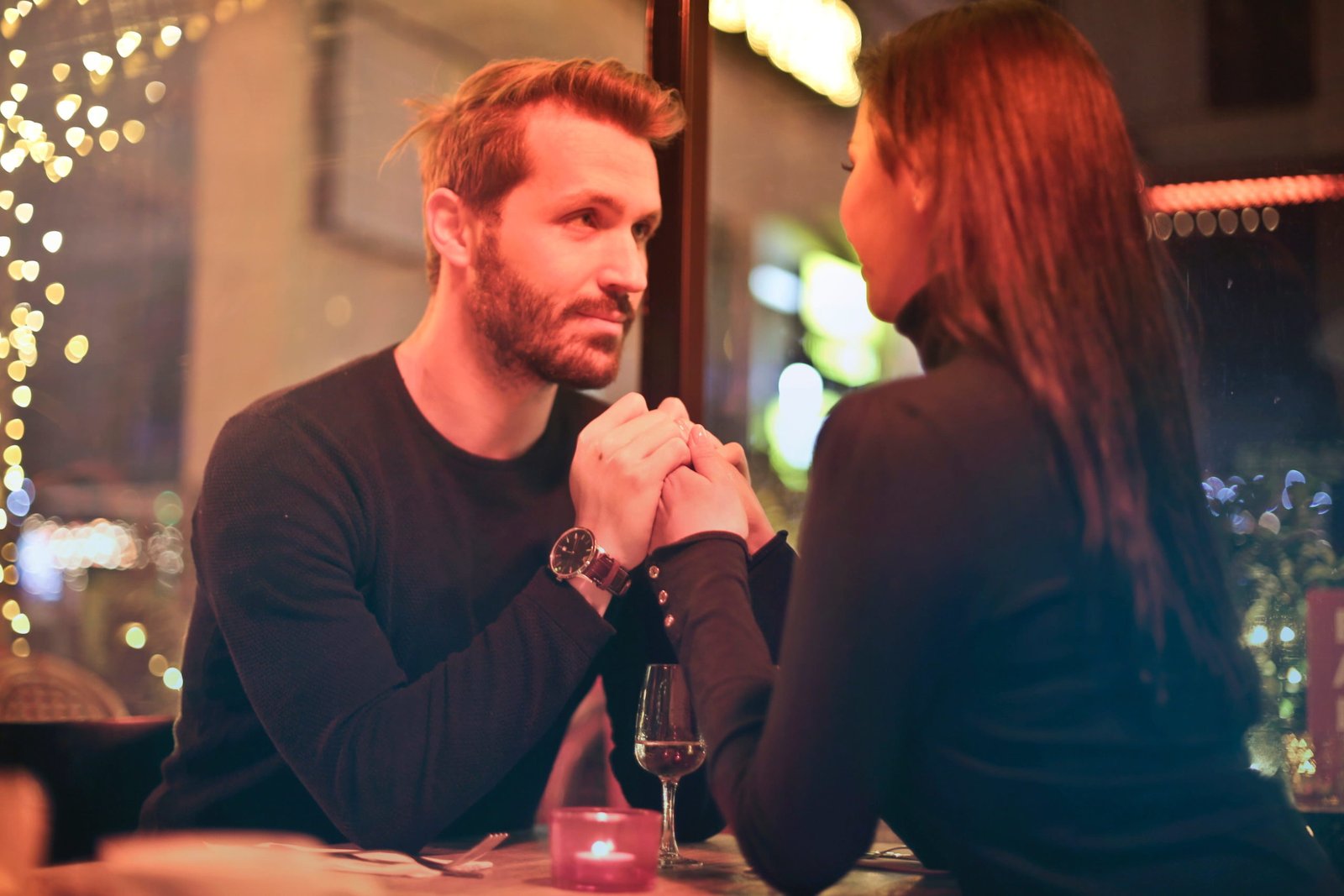 Hombre siendo romántico con su pareja Romanticismo en una cita Cataleya floreria