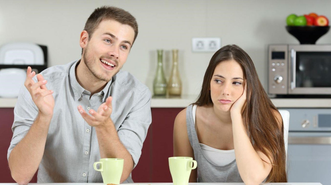 Hombre hablando emocionado de si y mujer aburrida escuchando en una cita