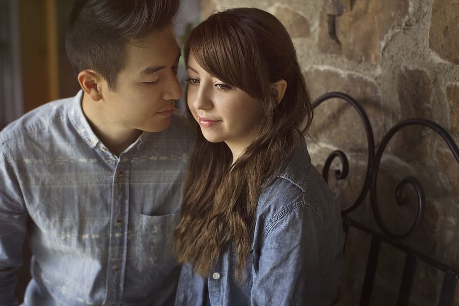 Hombre acercándose mucho a una mujer y haciéndole sentir incomoda en una cita